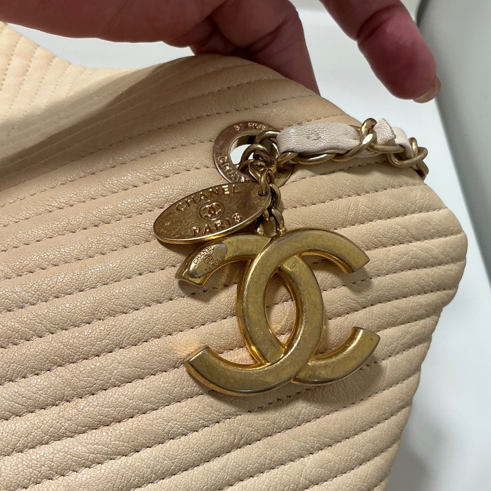 CHANEL Cream Quilted Chevron Shoulder Bag with Gold-Tone CC Charm - Picture 6 of 11